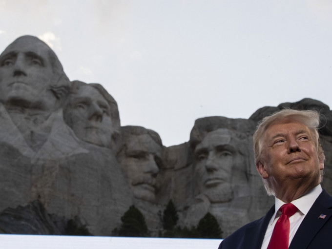 特朗普在「总统山」下发表演説　向国家英雄致敬