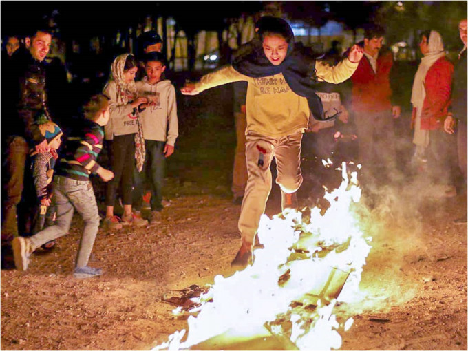 伊朗民众无视限聚禁令，继续庆祝跳火节。示意图（网图）