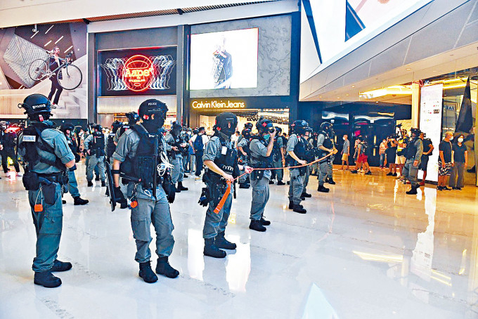 大批防暴警在商場戒備。