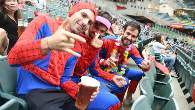 首次入场的法国球迷Maxence(左)扮成蜘蛛侠，与朋友一边饮酒一边观战。吴家祺摄