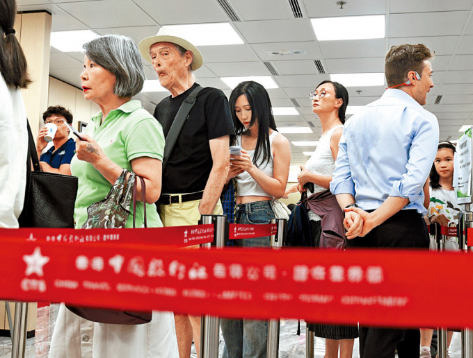 中旅證件服務中心開設專櫃處理辦證申請，申請人絡繹不絕。