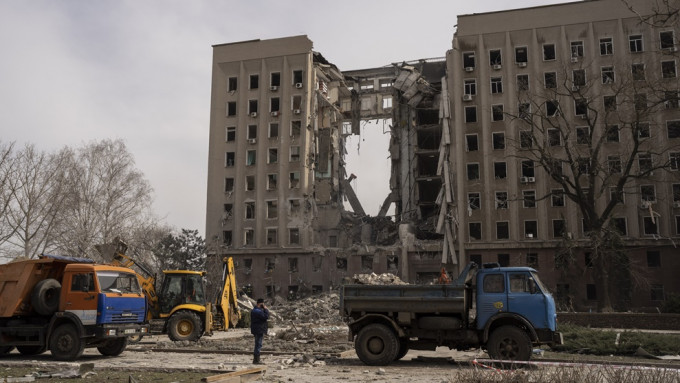 州政府大楼今早受袭，被轰出一个大洞。美联社图片