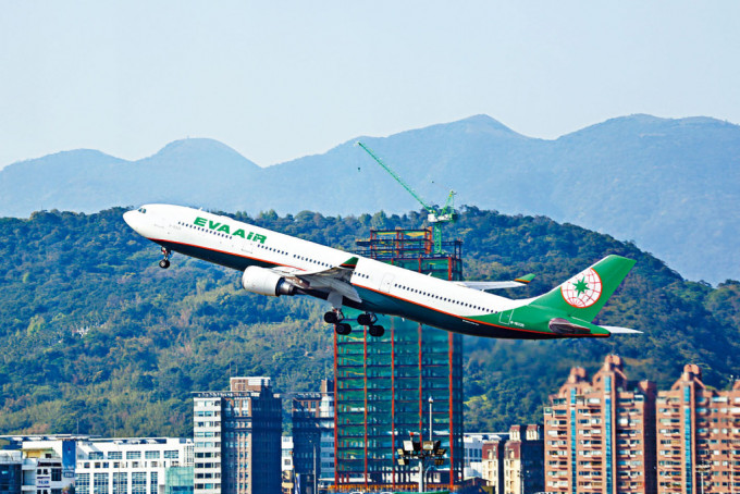 一架長榮航空班機昨日從台北起飛。