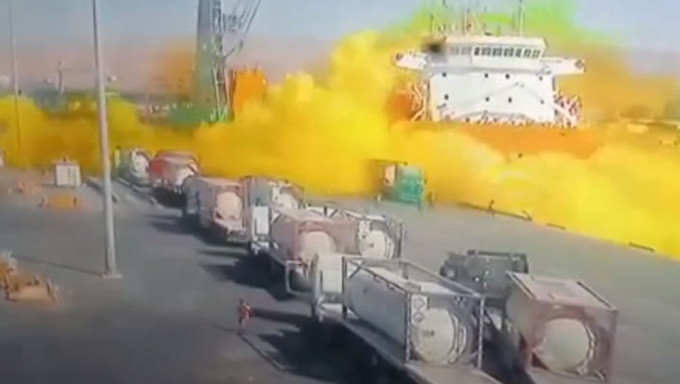 約旦南部的亞喀巴港口氯氣槽爆炸，氣體迅速瀰漫至空中，碼頭工人驚慌逃跑。AP圖