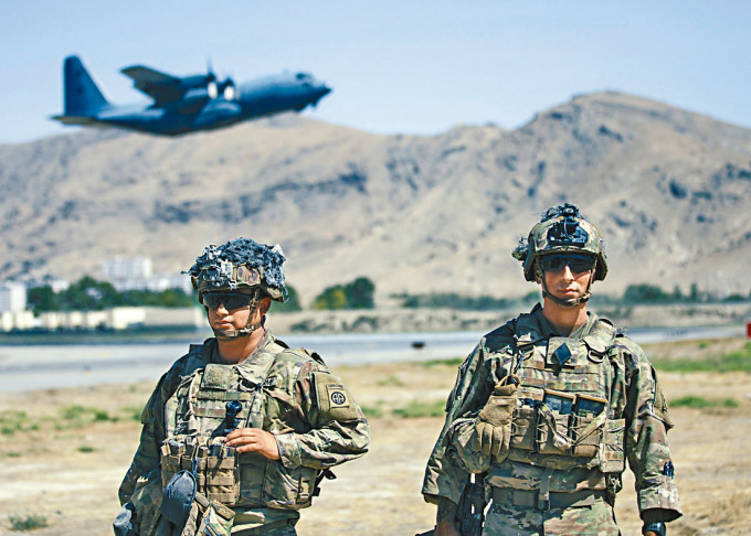 ■两名美军伞兵周三在喀布尔机场守衞。