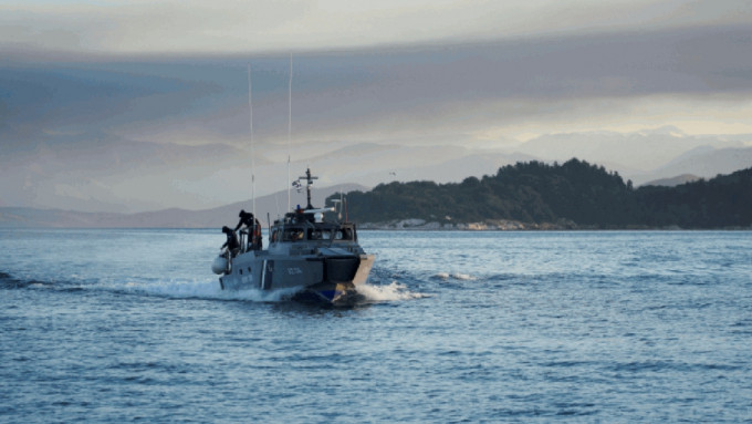 希腊海警被指以「小艇放气、抛海喂鱼」对付偷渡客。（路透社）