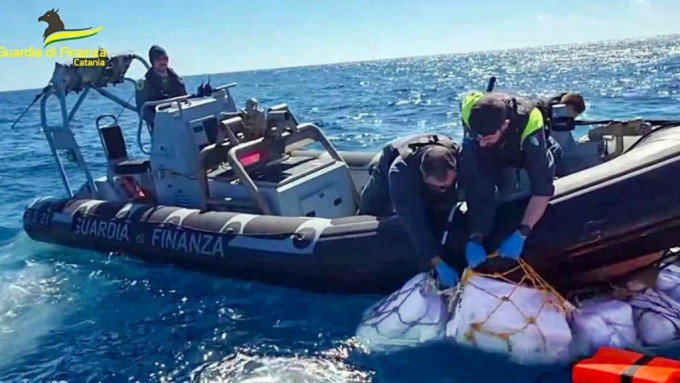 意大利金融警察在西西里島對開海面發現2噸的可卡因磚。(美聯社圖片)
