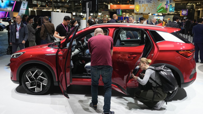 参观者在巴黎车展上参观中国制造商比亚迪的Atto 3电动汽车。 美联社