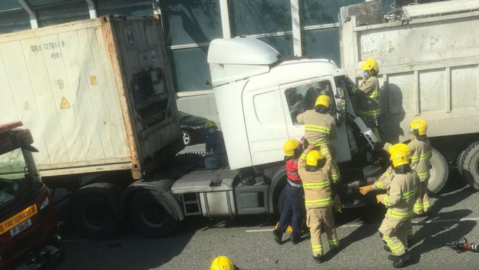 消防到場用工具將貨櫃車司機救出。圖:馬路的事 網民Edwin Ying Fai