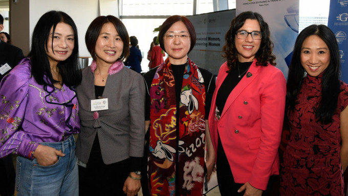 香港驻纽约经贸办与美国中国总商会合办题为「妇女赋权．提升女性地位」的午餐会。左起：Vivienne Tam、冯玉慧、张剑宇、Catherine Carlson、聂继恩。