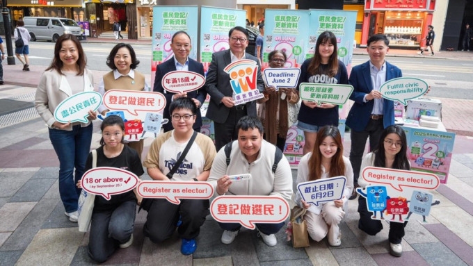 陈国基与多名官员到铜锣湾的选民登记街站，呼吁市民踊跃登记成为选民。政制局fb图片