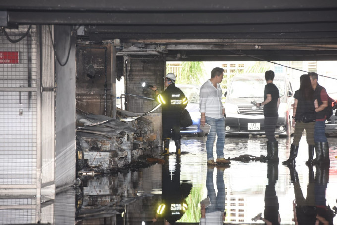 有私家車、貨車燒至剩下車架，停車場牆身亦嚴重熏黑。梁國峰攝