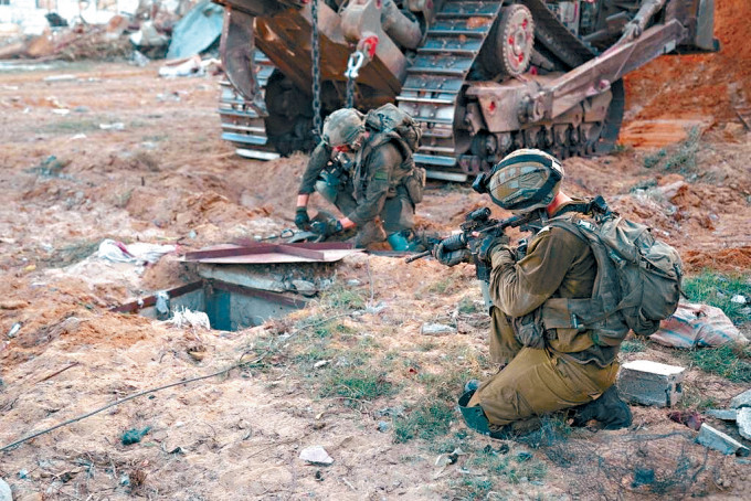 以軍昨天發布的照片，顯示士兵在加沙檢視一個哈馬斯地道的入口。