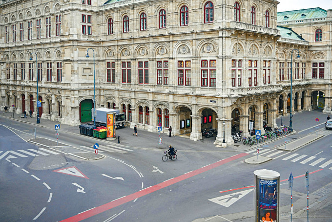 奥地利周一實施新一輪封城措施首天，首都維也納一條大街冷清清。