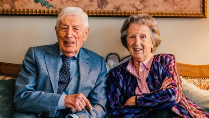 荷蘭93歲前首相范阿赫特，與結婚70年的同齡妻子尤金妮已一起接受安樂死。Radboud Universiteit