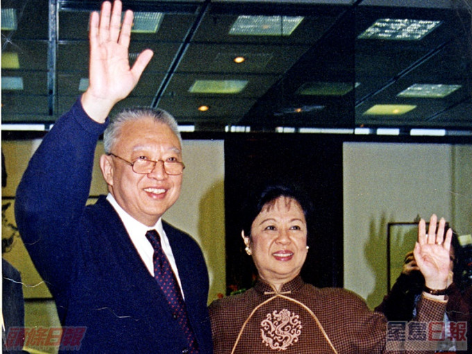 21年前今日，當董建華點票獲得過200票，確定成為第一任特首後，與太太董趙洪娉從辦公室出來向記者揮手致意。資料圖片