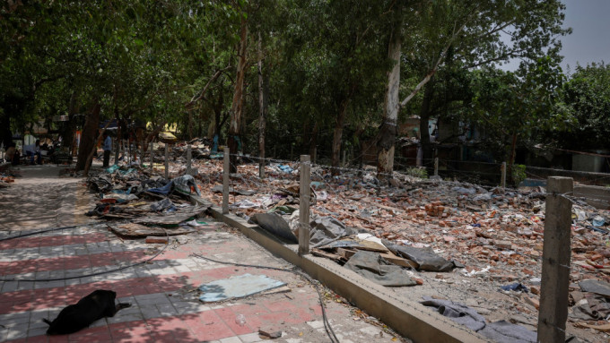 新德里一處貧民窟被剷平。 路透社