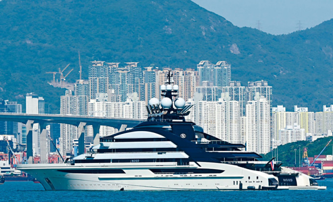 俄超级游艇「Nord」上周四准备离开香港。　