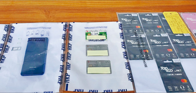 ■警方展示疑犯银行卡及Tap&Go储值卡。