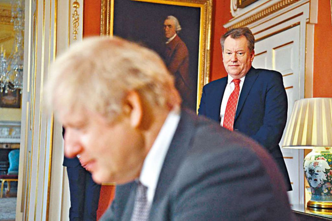 ■霍禮思（右）去年底以首席貿易談判代表身分，見證約翰遜在首相府簽署脫歐貿易協議。