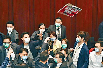 ■李慧琼搶先登上主席位後，有泛民議員向她擲紙牌。