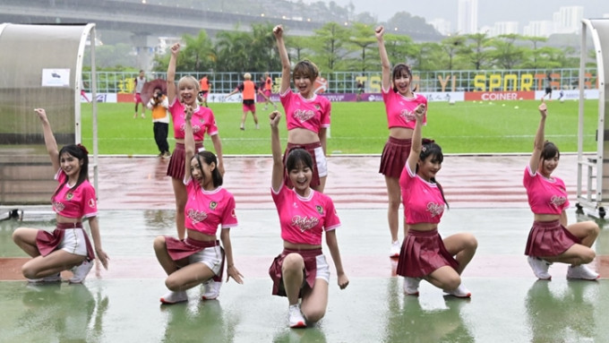 乐天女孩现身港足球联赛，出场时因为大雨已变落汤鸡。