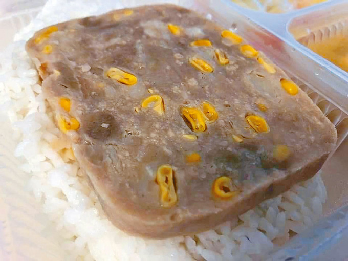 ■有市民投诉竹篙湾隔离营食物质素低劣，网上流出饭盒的照片。