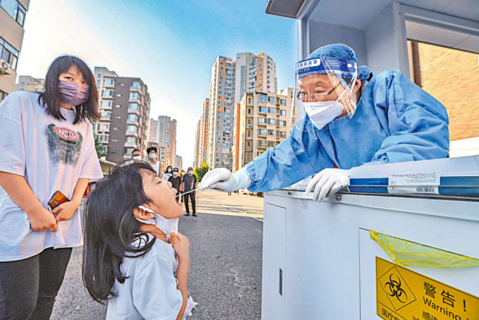天津一名小童接受核酸檢測。