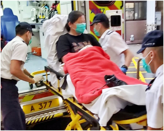 女事主左腳受傷，由救護車送到瑪麗醫院治療。