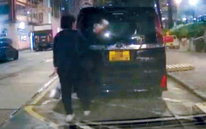 車cam拍得胖婦持一袋玻璃樽扑毀七人車玻璃。