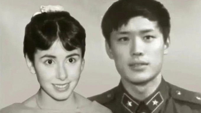 有網友將胡錫進與佩洛西年輕時候的照片P成結婚照。