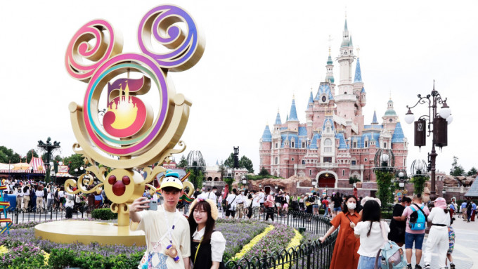 2021年，上海迪士尼乐园庆祝开园5周年。 中新社