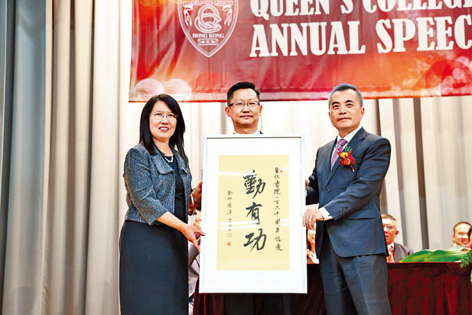 黃仁龍購入其中一幅「勤有功」作品，並轉贈母校。