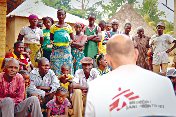 MSF救援人員向畿內亞居民提供伊波拉預防資訊。
