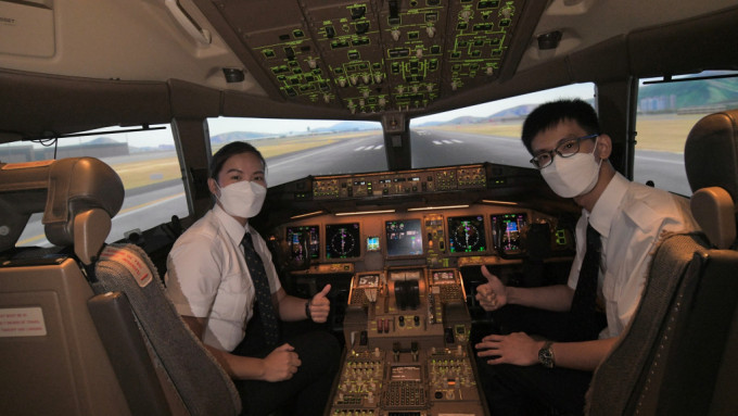 見習機師陳梓盈（左）及徐凌峰（右），預計於十月完成理論課後，展開飛行訓練。梁譽東攝