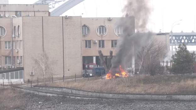 基辅中部的国防部情报总部门口冒出黑烟。路透社图片