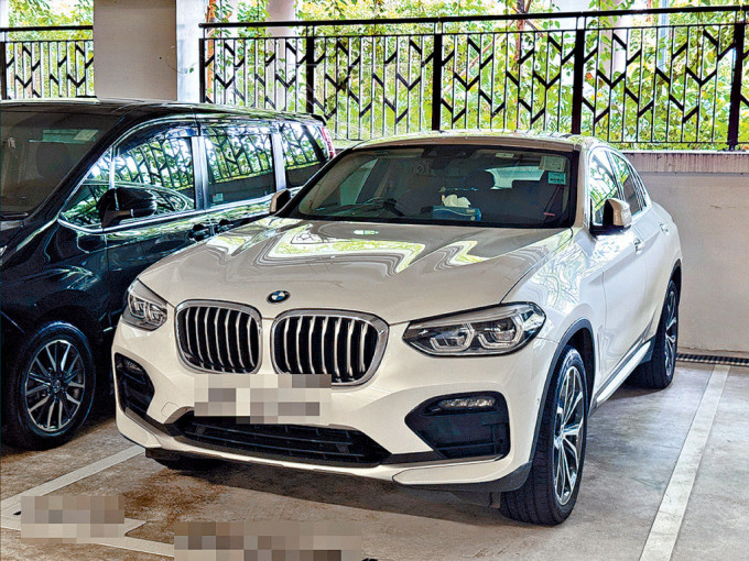 《星岛》记者在屯门菁田邨停车场，发现总价料逾70万元的2020年款BMW X4 XDrive 30iA。