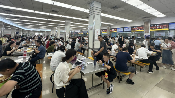 复旦食堂内不少游客在用餐高餐时段，先霸位等够钟才购买食物，令师生无位开饭。澎湃新闻