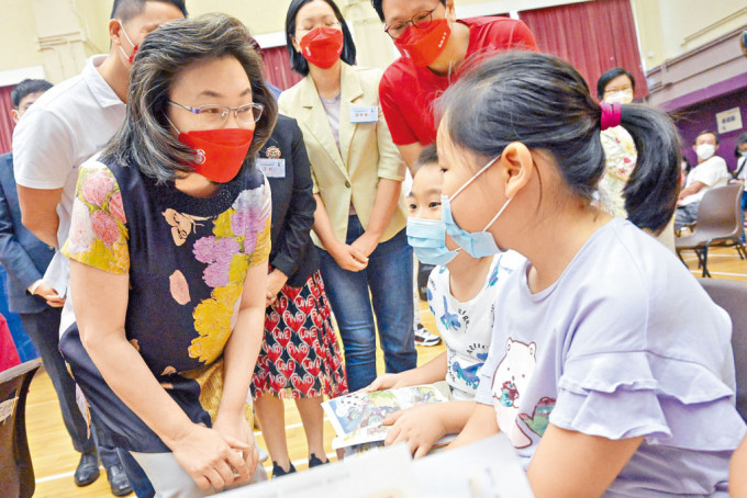 團體舉行疫苗接種日，楊何蓓茵與小朋友交談。
