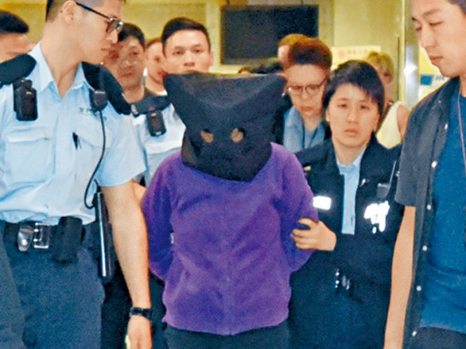 女被告（右）被警方拘捕。