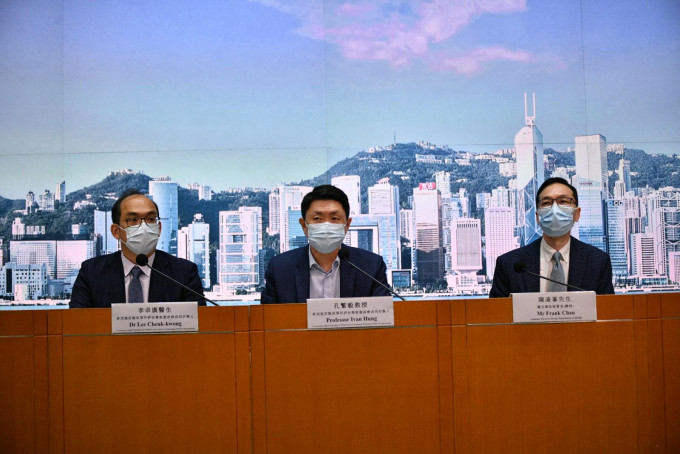 李卓广（左）、孔繁毅（中）、衞生署助理署长陈凌峯（右）会见传媒。