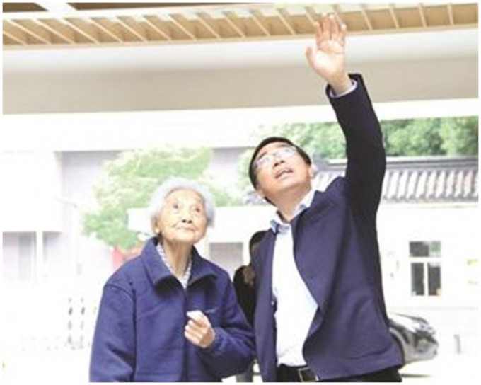 99歲退休教師周映芳(左)。網上圖片