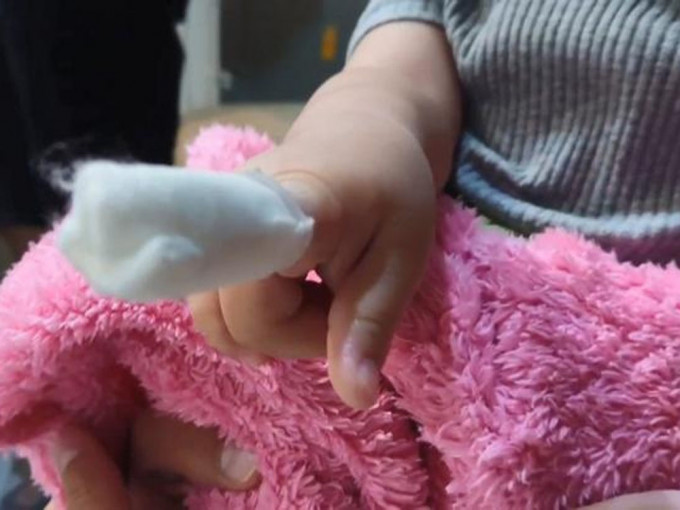 保母剪面条时误剪1岁女童手指，肉块还当垃圾丢。台湾TVBS新闻截图。