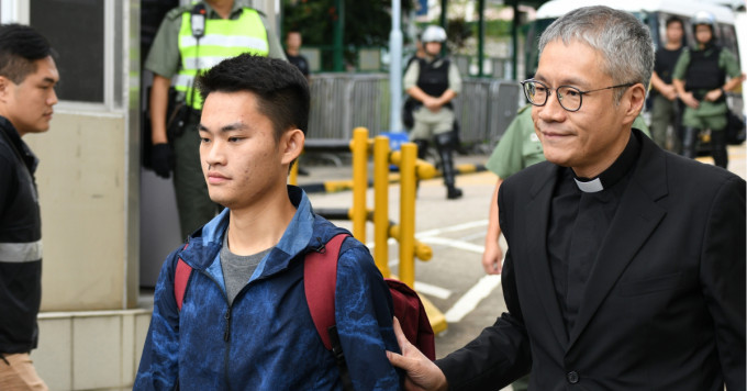 管浩鸣 （右一）表示，待两地可以通关后，会到台湾与律师商讨有关陈同佳（中）回台自首安排。