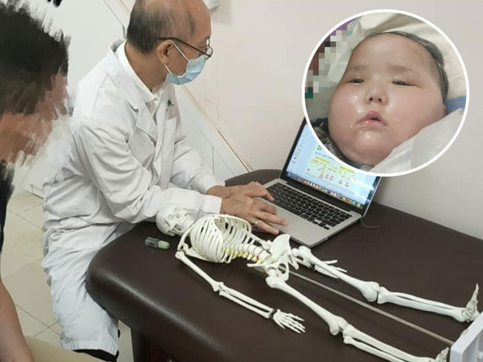 天瑜父親向黃醫師尋求幫助女兒的方法。fb「天瑜醫療事故關注組」圖片