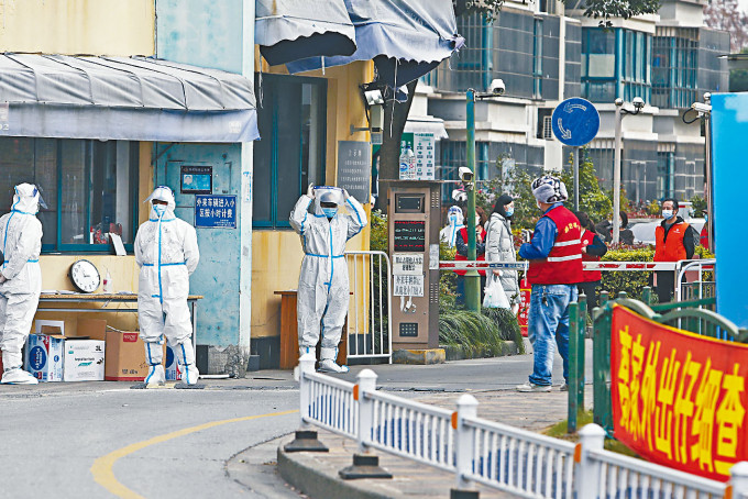 防疫人员在上海一中风险地区门口。
