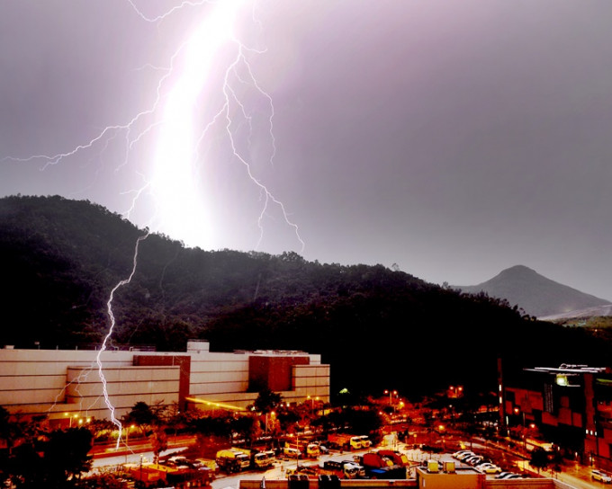 天文台预料一道低压槽会在下周初为华南带来雷雨。