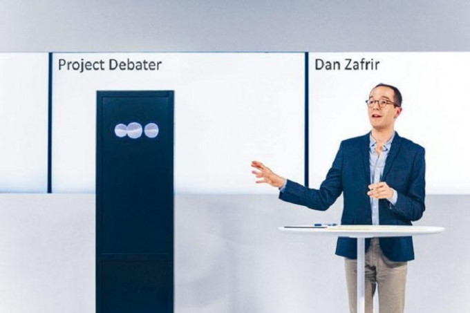 以色列著名辯論員扎夫里與人工智能辯論員Project Debater過招。美聯社