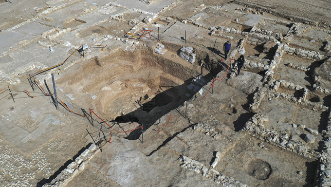 考古人员在以色列南部内盖夫沙漠地区发掘出一处古代「豪宅」遗址，建造时间距今约1200年。AP