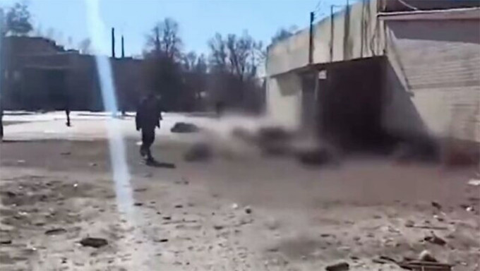 烏克蘭平民排隊取麵包遭俄軍攻擊橫死街頭。路透社